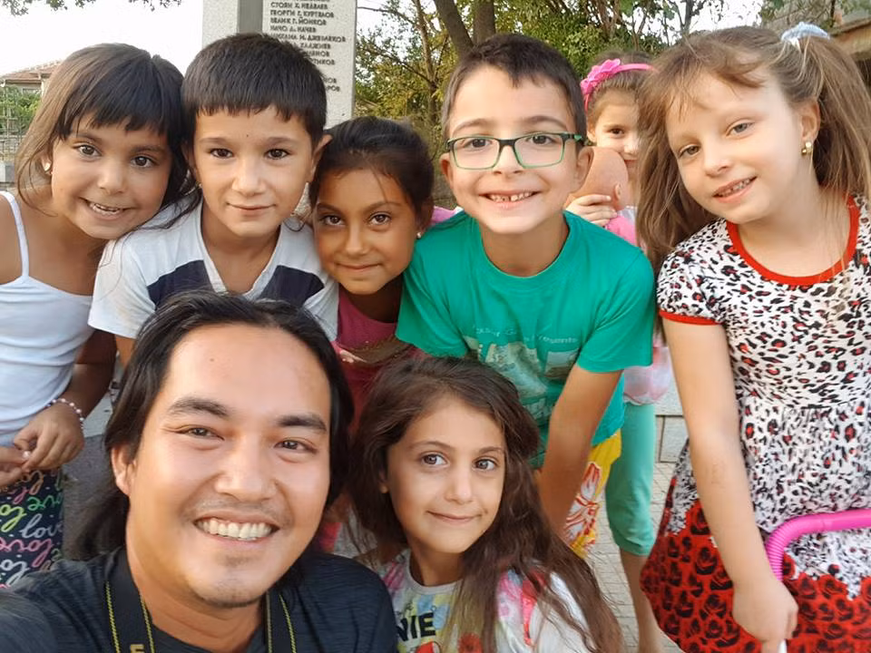 Khoa cho biết, từ Việt Nam và đặt chân được đến Paris đã khiến anh tạm hài lòng vì đã thực hiện được giấc mơ từ nhỏ là lên đường đi khắp thế gian không cần hẹn ngày về.