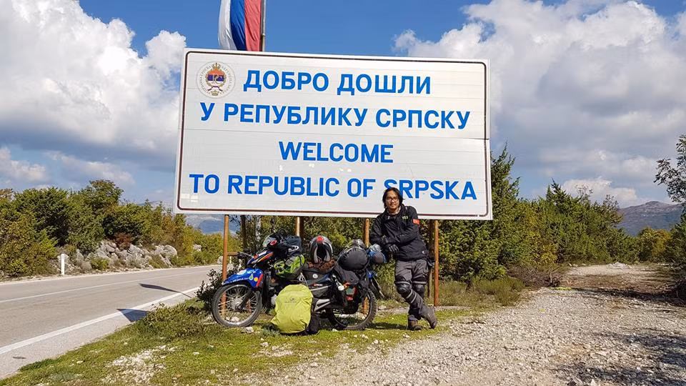 Trên trang Facebook cá nhân có gần 130.000 người theo dõi của mình, chàng phượt thủ quê Tiền Giang chia sẻ về chuyến du lịch khó tin của mình: "Sáng nay mình chạy về Paris, theo đại lộ Champs-Élysées đến Khải Hoàn Môn rồi chạy những kilomet cuối cùng đến chân tháp Eiffel tại thủ đô Paris của nước Pháp".