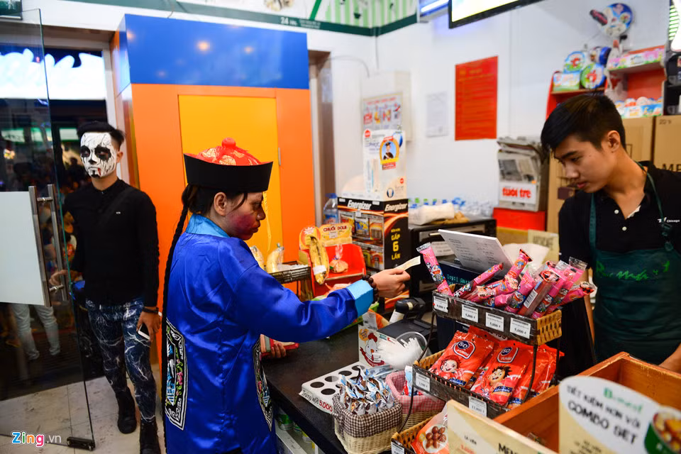 Trong các siêu thị mini, cửa hàng tạp hóa, hình ảnh "ma quỷ" cũng xuất hiện.