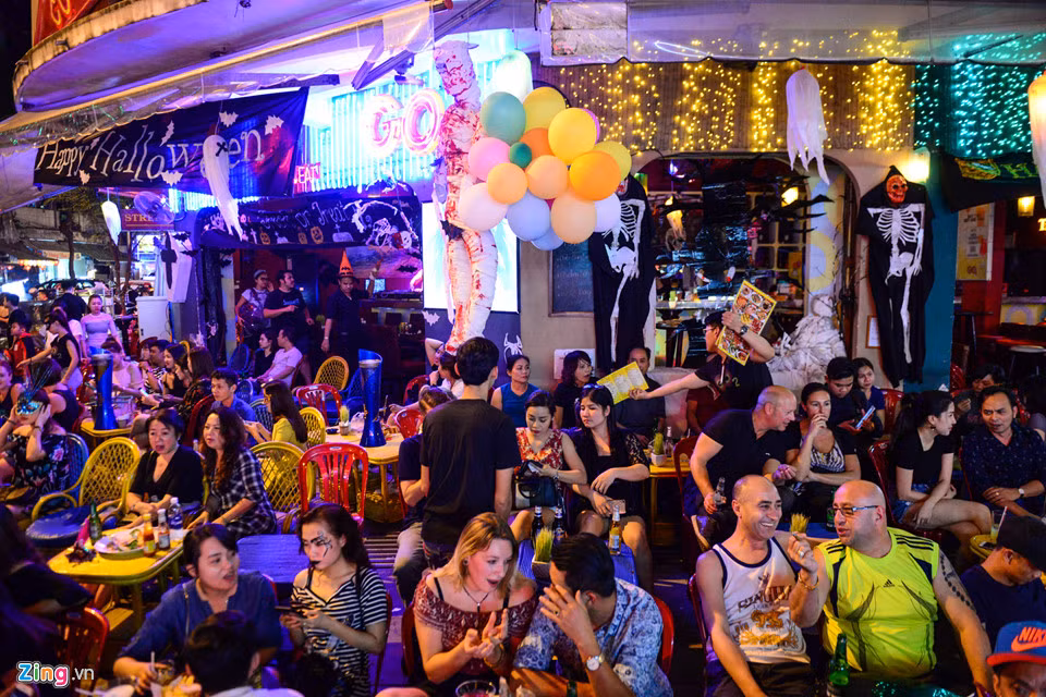 Nhân dịp này, các hàng quán xung quanh khu vực thu hút đông đảo du khách và bạn trẻ đến thưởng thức ẩm thực.