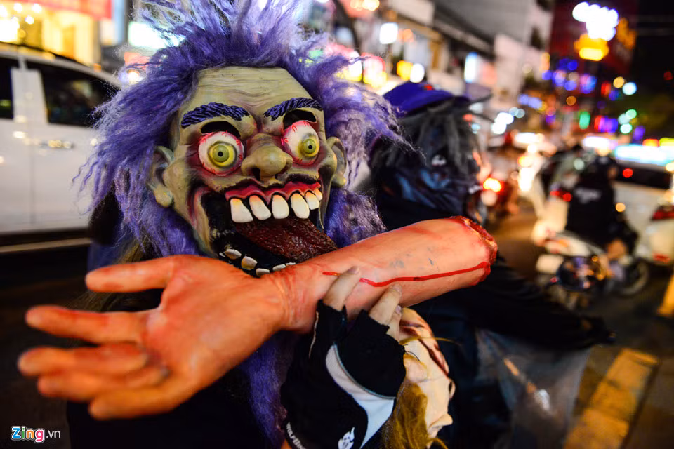 Lễ hội Halloween chắc chắn không thể thiếu sự góp mặt của các du khách nước ngoài, nhất là trên phố Tây.