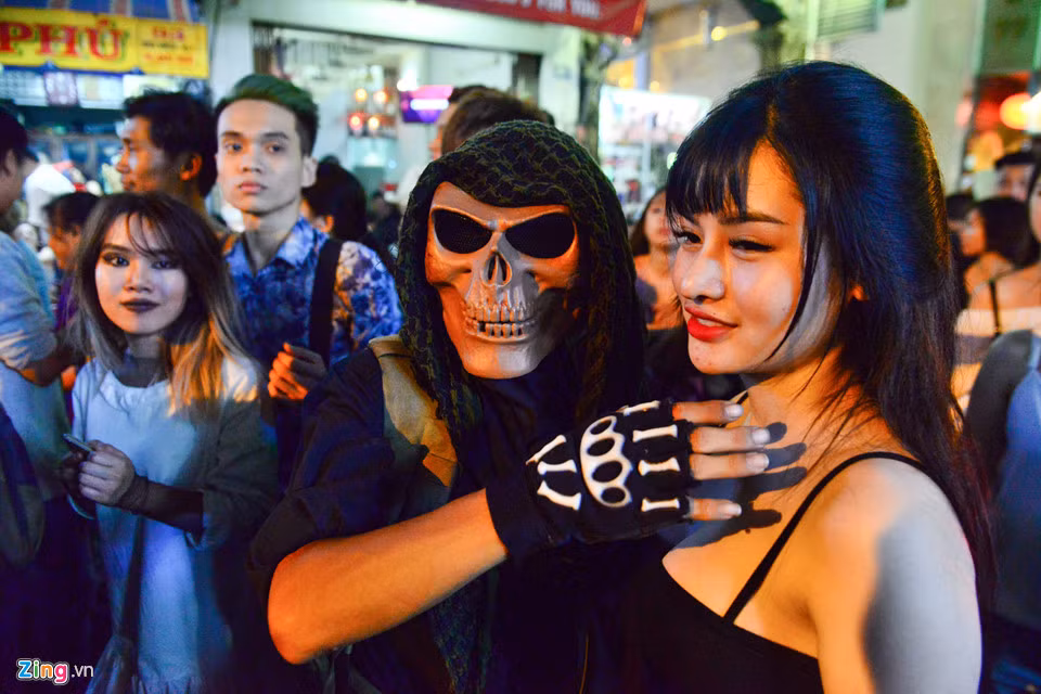 Những chiếc mặt nạ giá 60.000 đồng đến 100.000 đồng được nhiều bạn trẻ lựa chọn.