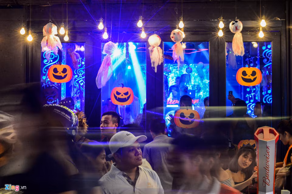 Nhiều hàng quán hưởng ứng ngày hội, trang trí trước cửa với hình thù bí ngô, bóng ma lởn vởn.