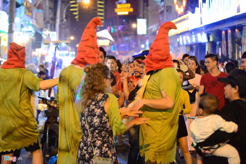 Năm nay, lễ hội hóa trang trên phố Tây Bùi Viện được các bạn trẻ đầu tư công phu, cầu kỳ, tính thẩm mỹ cao.