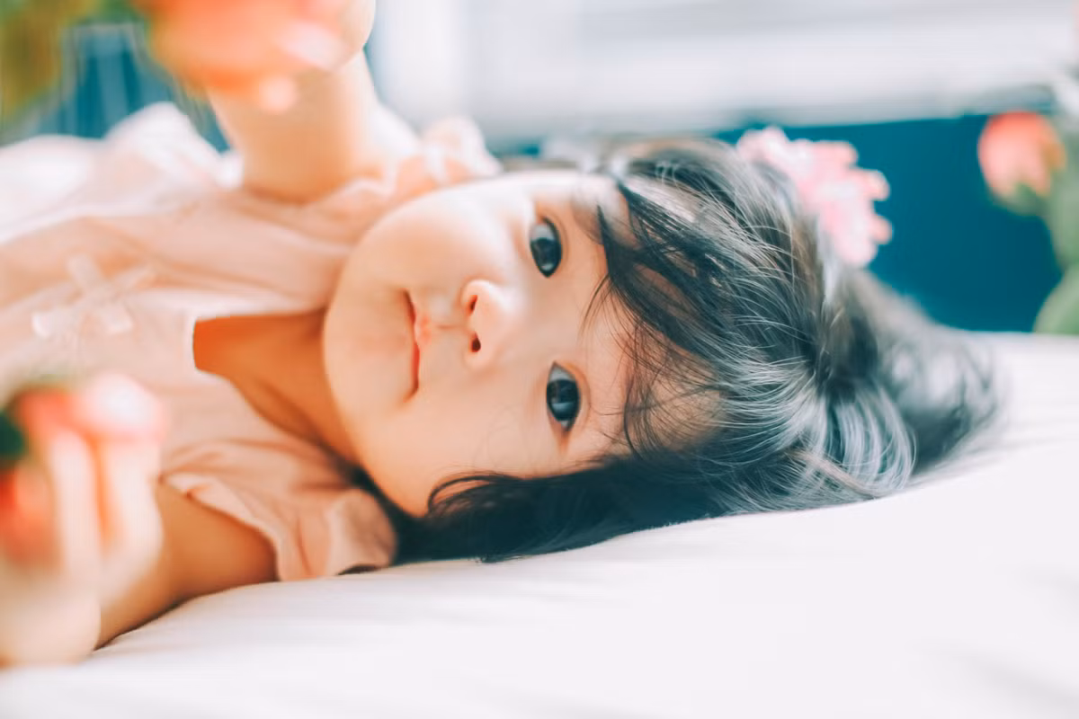 Tiếp đến là các mẹ phải lựa chọn trang phục, phụ kiện đi kèm. Theo chị một buổi chụp cho bé chỉ kéo dài 1-2 tiếng nên không cần mang quá nhiều đồ cho con thay, khoảng từ 3-5 bộ là đủ, quan trọng là phối hợp đồ với nhau cho ton-sur-ton.