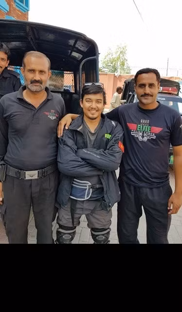 "Sau khi lấy được Visa Iran tại Islamabad ở bờ Đông thì bắt đầu băng qua Pakistan về phía Tây nhắm hướng cửa khẩu Taftan cách đó 2000km, thấy có đường vòng qua Lahore đỡ được 300km nên chui vô vì đọc thấy khu vực này cho đi. Ai dè mới thay nhớt xong đang đi được xíu thì xe cảnh sát tới tấp vô kêu về đồn "uống trà", mà đúng nghĩa uống trà với được ăn trưa nữa, ngồi xem cảnh sát ở đây tiếp dân cũng thú vị, xong hỏi đi đâu check giấy tờ rồi bảo khu vực này cũng bất ổn không được đi một mình. Giờ họ bảo quăng xe lên xe thùng họ chở đi rồi hộ tống ra khỏi khu vực nguy hiểm rồi tính tiếp. Cũng hơi tiếc, biết vậy đi đường chính cho rồi, nhưng thôi cảnh sát bảo sao nghe vậy nên không còn cách nào khác, cũng là trải nghiệm hay. Mấy anh cảnh sát Pakistan rất tốt và mình thật sự đánh giá rất cao nỗ lực bảo vệ an toàn cho những du khách hiếm hoi đến đất nước của họ", Khoa chia sẻ về trải nghiệm mới chưa bao giờ có trong đời.