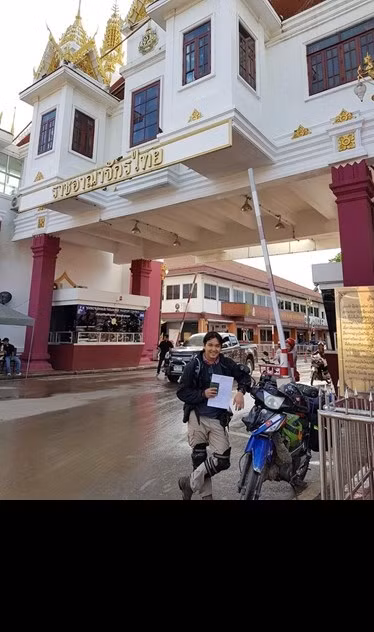 Khoa dành 4 ngày để băng ngang nước bạn Campuchia từ Cửa khẩu Mộc Bài để đến thủ đô Phnom Penh, đến Kampong Chhnang, Battambang để đến Poipet sang Thái Lan. Trên trang cá nhân của mình, Khoa cũng chia sẻ nghiệm mang xe máy qua Thái một cách hợp pháp, đúng luật và đảm bảo thành công, tuy vậy chi phí cũng không hề ít. Trong đó phải có giấy tờ xe yêu cầu tiếng Anh và có công chứng, bằng lái quốc tế, ảnh chụp xe thành 3 tấm, ảnh thẻ, passport, bảo hiểm xe, giấy đăng kiểm và thuế phí đường bộ... Lệ phí là không tránh khỏi. Phí cuối cùng mà Khoa phải trả là 19000THB, thêm 750THB xăng cho anh guide, tổng là khoảng 13,2 triệu VNĐ.