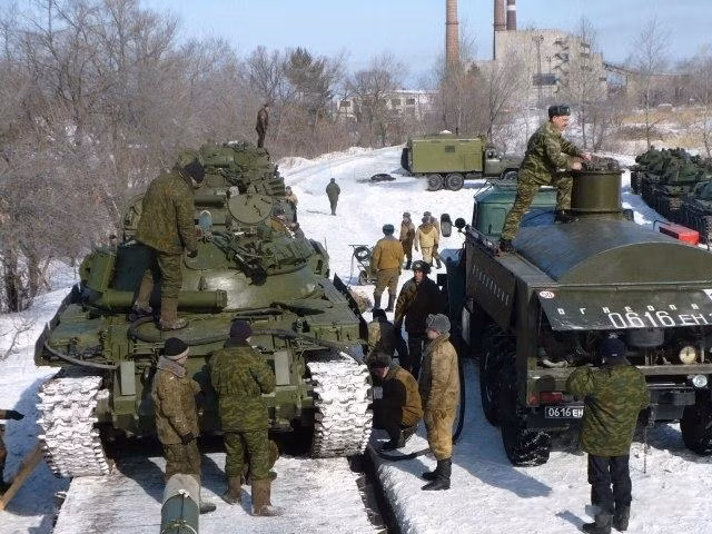 Hút tất cả nhiên liệu (bơm vào để cơ động xe từ nơi bảo quản ra tàu hỏa).