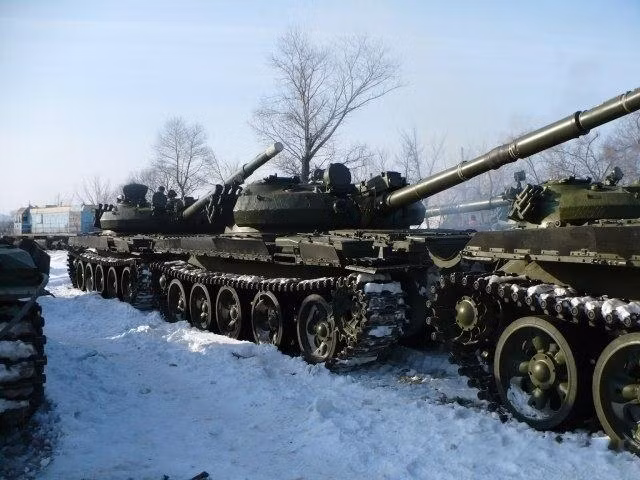 Một phần xe tăng T-62 sau đó bị phá dỡ lấy sắt vụn, nhưng vẫn có một số lượng lớn giữ lại để bán cho các quốc gia có nhu cầu. Trong ảnh là các xe tăng T-62M1 (phiên bản cải tiến họ T-62) đang chuẩn bị được đưa lên tàu hỏa di chuyển tới bến cảng, lên đường ra nước ngoài.