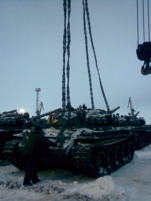 Hệ thống cần cẩu chuẩn bị cẩu xe tăng lên tàu biển.