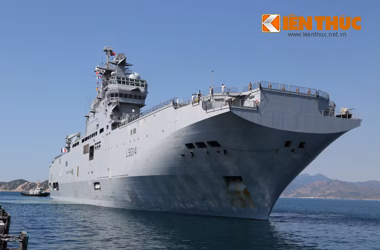 Tau do bo khong lo cua Phap tham cang Cam Ranh