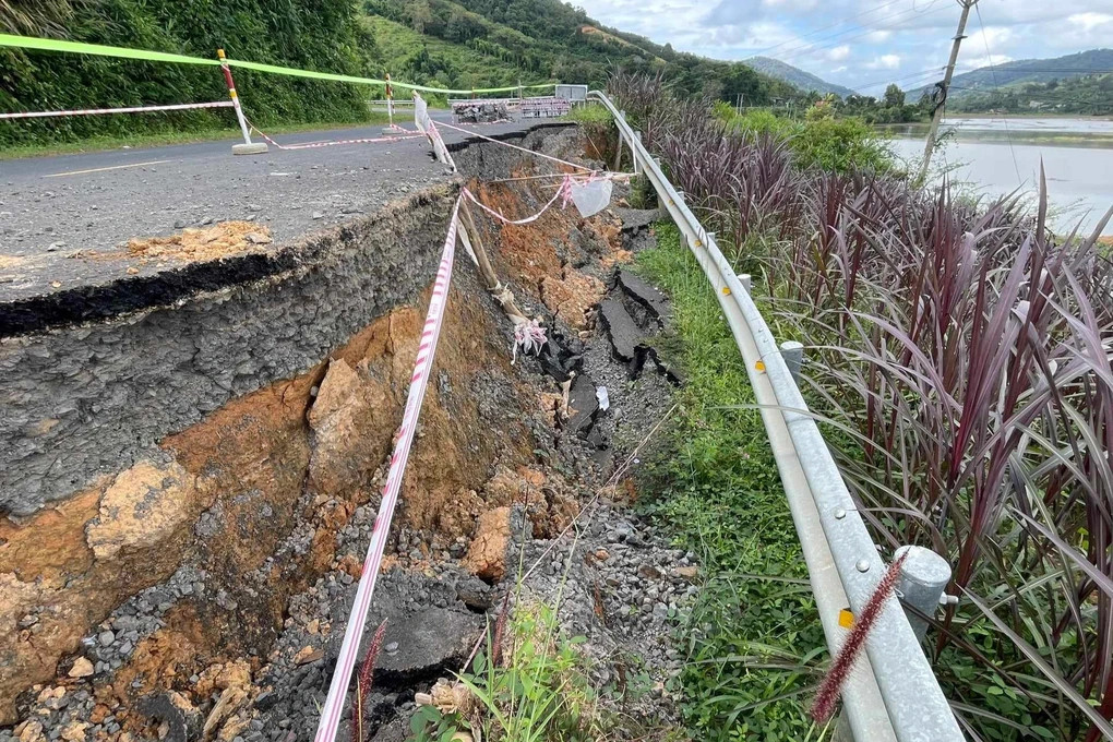 Đắk Lắk: Yêu cầu làm rõ nguyên nhân sạt lở trên tỉnh lộ 7 Dak Lak: Yeu cau lam ro nguyen nhan sat lo tren tinh lo 7
