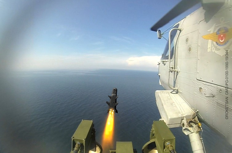 L-UMTAS có chiều dài 175cm, đường kính 160mm, trọng lượng 37,5kg.