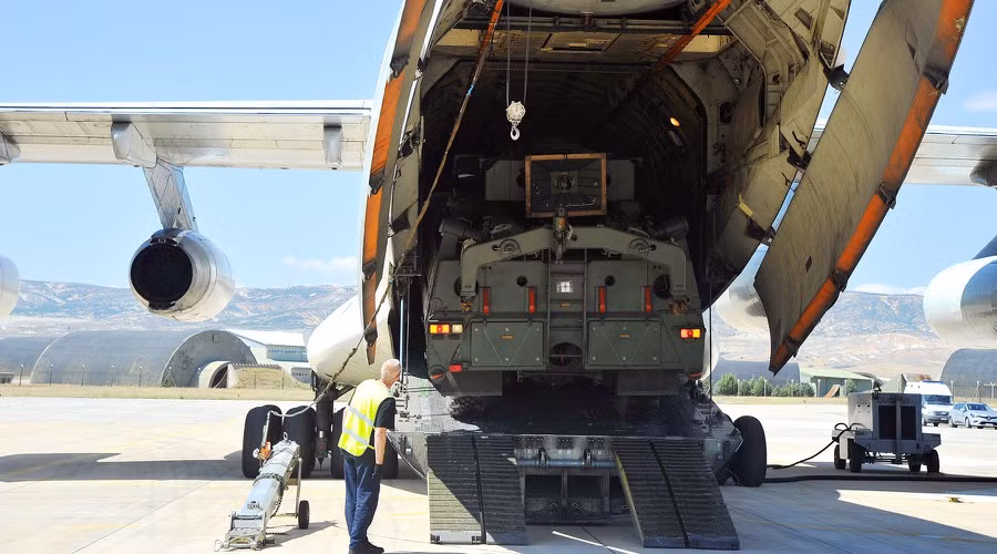 Thông tin trên được ông Erdogan khẳng định khi Mỹ gây sức ép buộc Thổ Nhĩ Kỳ phải trả lại tổ hợp vũ khí này cho Nga để đổi lấy việc nhận được tiêm kích tàng hình F-35 Lightning II.