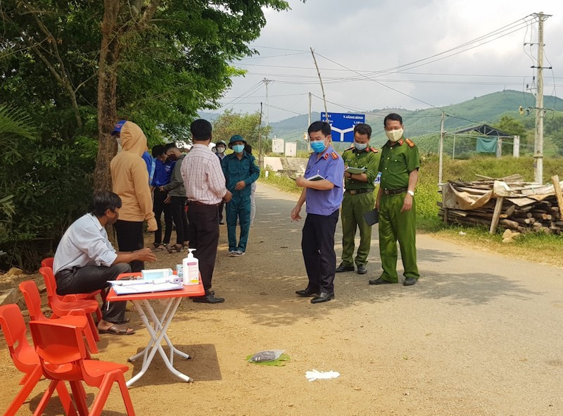 Truy tim thanh nien hanh hung can bo chot kiem dich COVID-19