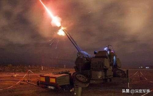 Phòng không Quân đội Syria cũng đã ngay lập tức đáp trả, chủ yếu bằng súng, pháo phòng không; trong đó có cả hệ thống tên lửa - pháo phòng không tầm thấp Pantsir-S do Nga chế tạo.