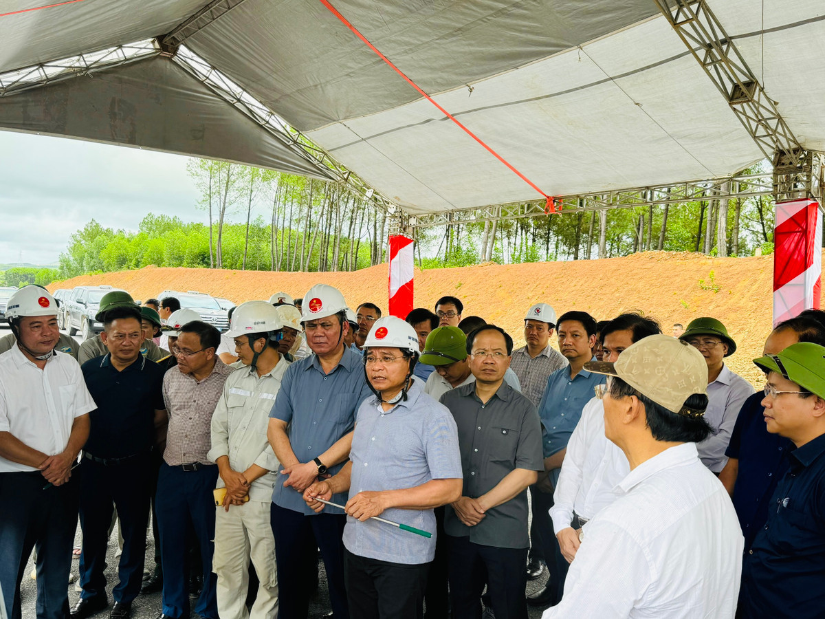 Tại buổi kiểm tra, Bộ trưởng Bộ GTVT Nguyễn Văn Thắng ghi nhận và đánh giá cao những nỗ lực của các chủ đầu tư, nhà thầu tại Dự án xây dựng công trình đường bộ cao tốc Bắc-Nam đoạn qua tỉnh Quảng Bình, Quảng Trị. Dự án thành phần Vạn Ninh-Cam Lộ đã “vượt nắng, thắng mưa”, thi công “3 ca, 4 kíp” để kịp tiến độ công trình.