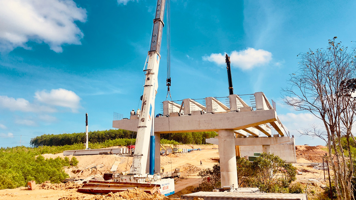 Bộ trưởng Nguyễn Văn Thắng nhấn mạnh, các chủ đầu tư, nhà thầu cần nỗ lực hơn nữa và đưa ra mốc phấn đấu hoàn thành tổng thể Dự án đường bộ cao tốc Bắc -Nam trước ngày 1/5/2025. Trong đó, cần quan tâm đầu tư xây dựng các trạm dừng nghỉ trên tuyến cao tốc và hệ thống giao thông thông minh (ITS). Việc đầu tư xây dựng các hạng mục này phải chú trọng đến quy hoạch, đấu thầu, lựa chọn nhà thầu có năng lực để bảo đảm chất lượng, đồng bộ trong kết cấu hạ tầng giao thông.