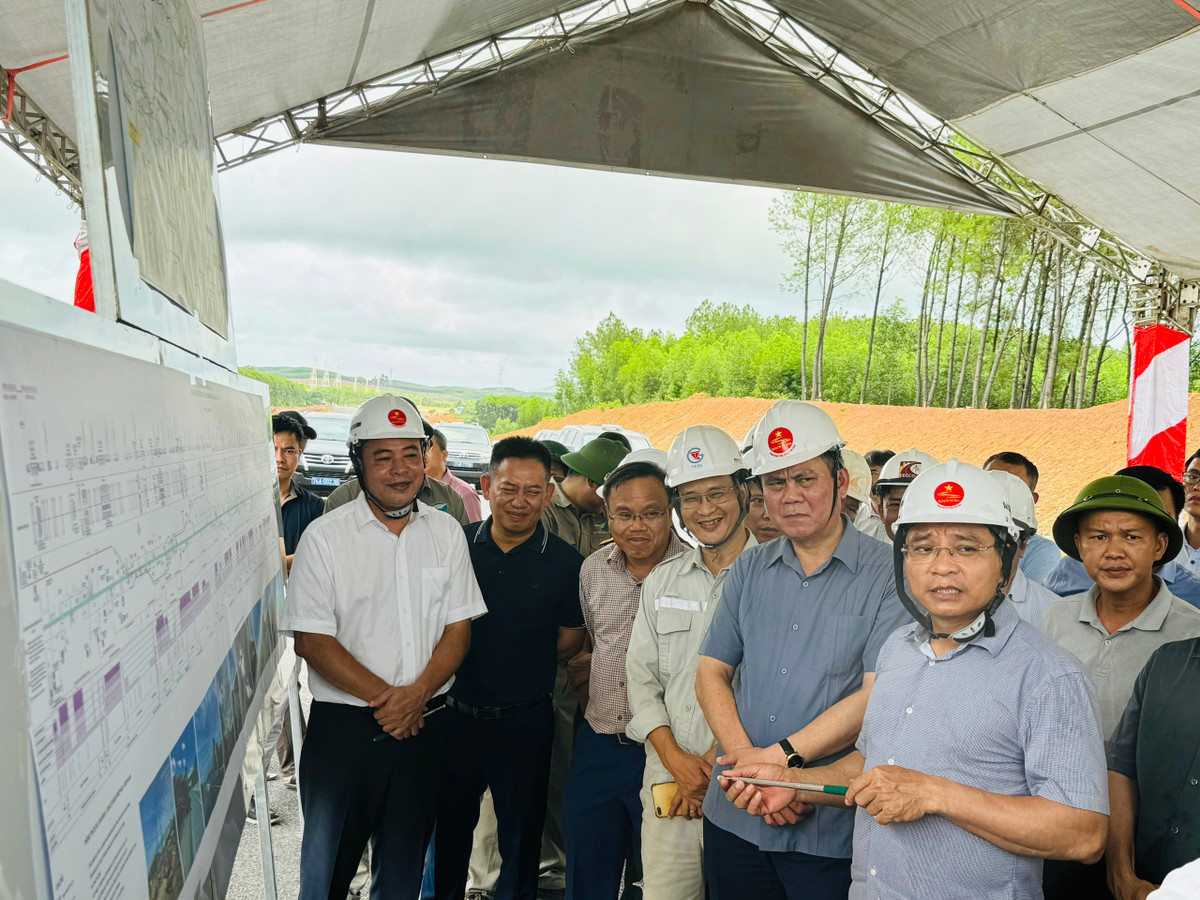 Trước yêu cầu về tiến độ đặt ra, Bộ trưởng Bộ GTVT Nguyễn Văn Thắng yêu cầu các nhà thầu, đơn vị thi công tập trung tối đa nhân lực, phương tiện để thi công các hạng mục công trình theo đúng kế hoạch đã đề ra. Bộ sẽ xem xét để có thêm cơ chế hỗ trợ chung cho các nhà thầu liên quan đến đề nghị điều chỉnh định mức triển khai thi công các Dự án cao tốc.