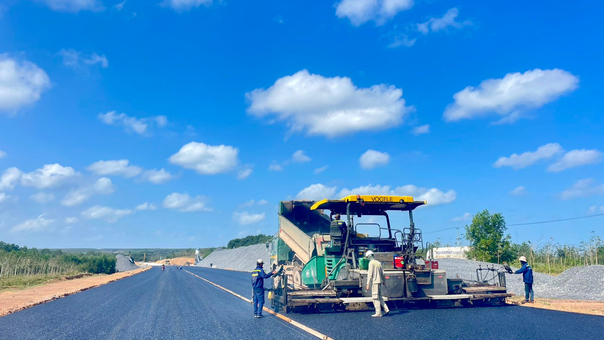 Dự án thành phần Vạn Ninh - Cam Lộ có tổng chiều dài 65,55km; trong đó, riêng đoạn qua tỉnh Quảng Bình có chiều dài 33,55km, thuộc gói thầu XL-01, do liên danh Công ty CP Tập đoàn Trường Thịnh - Tổng Công ty Xây dựng Trường Sơn - Công ty CP xây dựng 368 làm nhà thầu. Đoạn tuyến của gói thầu XL-01, DA thành phần Vạn Ninh - Cam Lộ qua địa bàn huyện Lệ Thủy có chiều dài 31,95km. Dự án do Ban QLDA đường Hồ Chí Minh (Bộ GTVT) làm chủ đầu tư.
