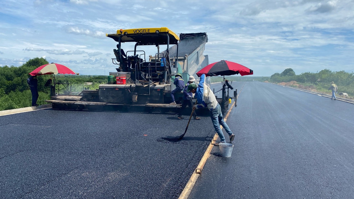 Bên cạnh đó, đề nghị tỉnh Quảng Bình tập trung đẩy nhanh, hoàn thành dứt điểm công tác GPMB trong tháng 7/2024. Công tác bồi thường, hỗ trợ GPMB phải bảo đảm tối đa quyền lợi cho người dân. Hiện tại, đoạn tuyến cao tốc thuộc gói thầu XL-01, dự án thành phần Vạn Ninh - Cam Lộ đã cán nhựa được 17km.