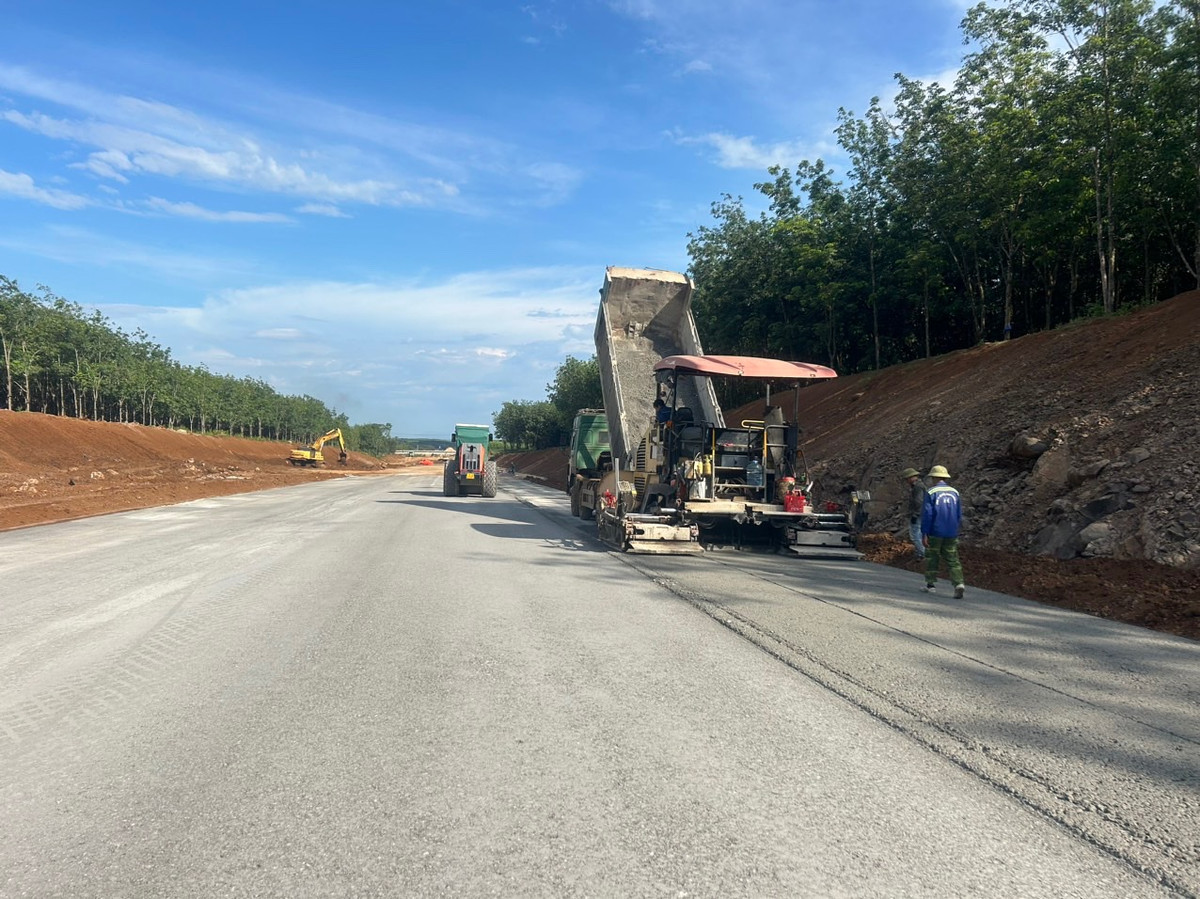 Trên tinh thần đó, Bộ trưởng Nguyễn Văn Thắng chỉ đạo các đơn vị cùng quyết tâm phấn đấu thông xe cao tốc Vạn Ninh - Cam Lộ vào dịp 30/4/2025.