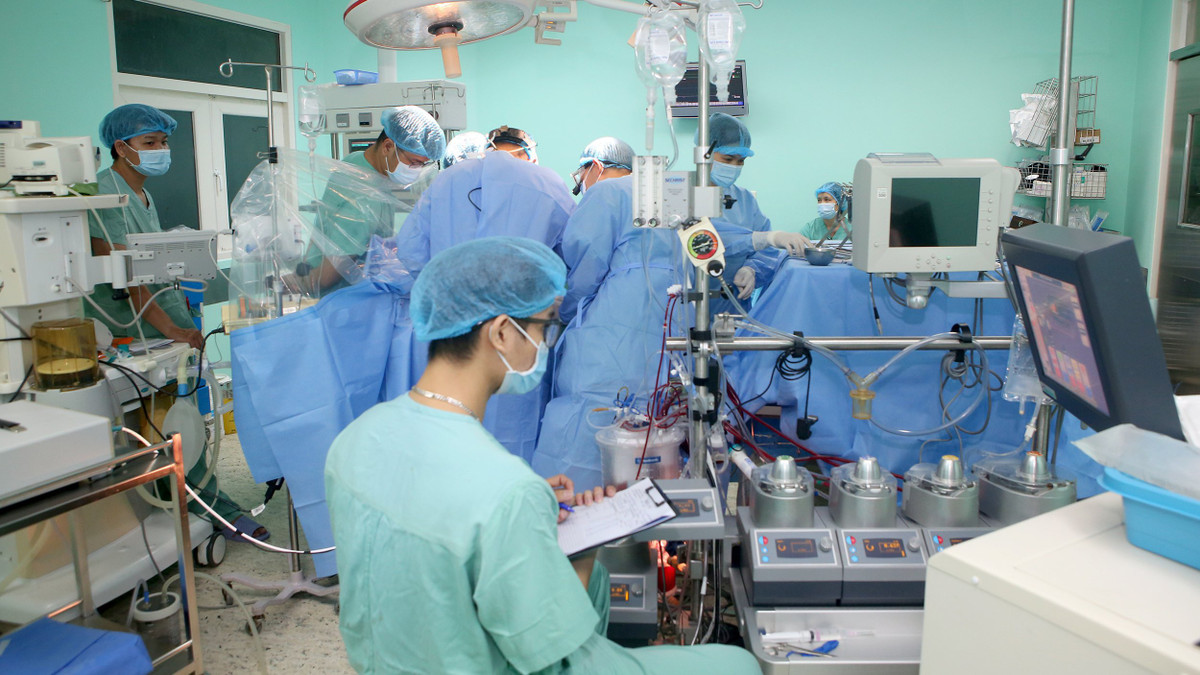 Ngày 30/7, Bệnh viện Trung ương Huế cho biết đơn vị vừa thực hiện thành công ca ghép tim thứ 12. Cụ thể bệnh nhân được ghép tim thành công là anh P.T.T. 43 tuổi ở Quảng Nam, người hiến tim ở Hà Nội. Trước đó vào ngày 17/7, sau khi nhận được thông tin hiến tạng từ Trung tâm Điều phối ghép tạng quốc gia có người cho chết não tại Bệnh viện Việt Đức (Hà Nội), GS.TS Phạm Như Hiệp - Giám đốc Bệnh viện Trung ương Huế đã lập tức kích hoạt ê-kíp nhận điều phối tạng và kịp thời cử 3 bác sĩ ra phối hợp cùng Bệnh viện Việt Đức, Trung tâm Điều phối ghép tạng Quốc gia để nhận tạng.