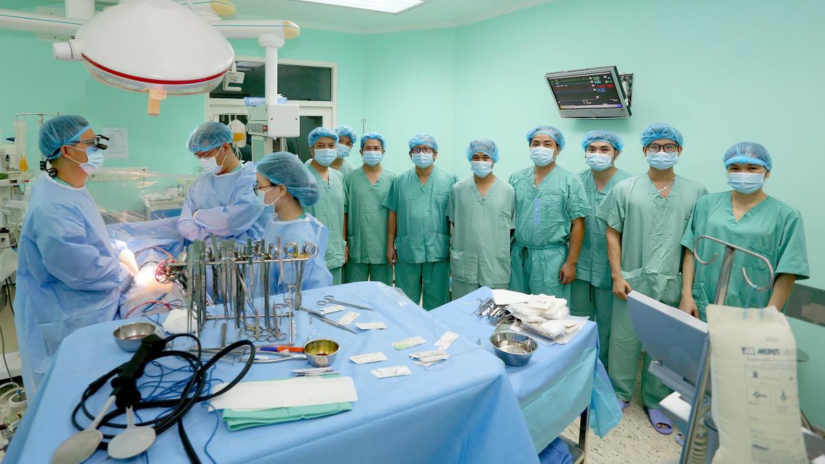 Thời điểm này trong danh sách chờ ghép tim trên hệ thống Trung tâm Điều phối ghép tạng Quốc gia của Bệnh viện Trung ương Huế có bệnh nhân P.T.T. 43 tuổi là phù hợp nhất. Đặc biệt bệnh nhân suy tim rất nặng, đáp ứng kém với điều trị nội khoa, chức năng tim rất thấp LVEF 14%, tiên lượng tử vong rất cao. Sau khi giải thích cho bệnh nhân và gia đình về các nguy cơ và tim hiến từ người lớn tuổi, bệnh nhân và gia đình đồng ý nhận tim. Tuy nhiên bệnh nhân T. từng được phẫu thuật thay van động mạch chủ cách đây 9 năm nên trong quá trình ghép tim, cần phải gỡ dính toàn bộ tim và các mạch máu lớn, nguy cơ chảy máu cao. Đó là những thách thức đối với đội ngũ y bác sĩ ghép tạng ở Bệnh viện Trung ương Huế.