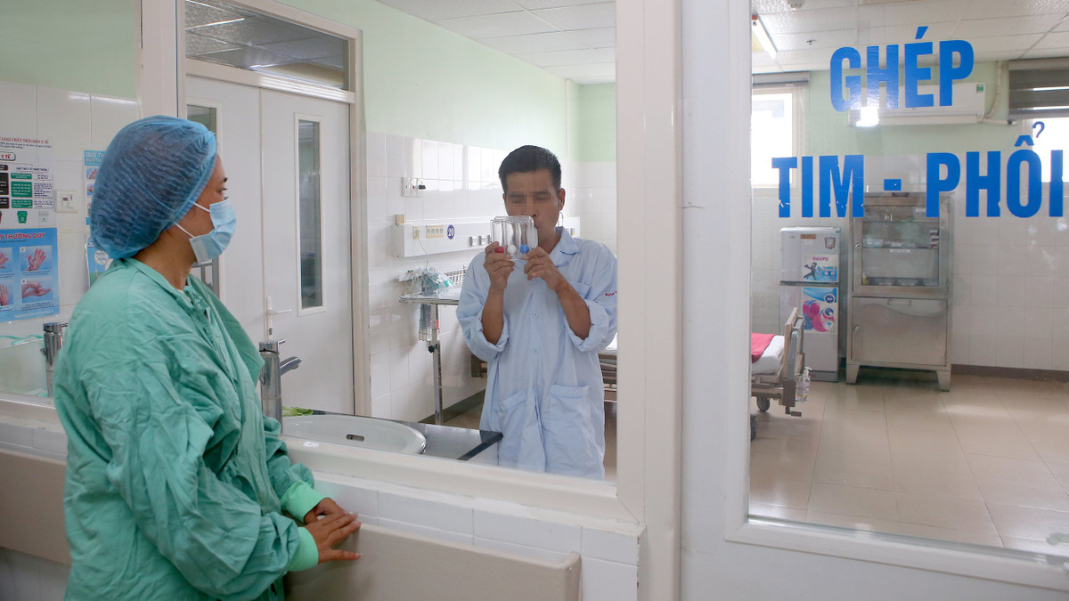 GS. TS. Trần Văn Thuấn, Thứ trưởng Bộ Y tế cho rằng, ghép tạng Việt Nam không hề thua kém thế giới. Mỗi năm, Việt Nam ghép được khoảng 1.000 ca, nâng cao vị thế Việt Nam trong bản đồ ghép tạng trong khu vực. Tuy nhiên, lĩnh vực này gặp nhiều thách thức do nguồn hiến tạng chưa nhiều, hầu hết là từ người cho sống; trong khi ở các nước phát triển thì con số hiến tạng từ người cho chết não nhiều hơn. GS Thuấn lưu ý: “Điều này đòi hỏi chúng ta thay đổi tư duy, nhất là trong công tác vận động hiến tạng. Các đơn vị y tế từng bước xây dựng đội ngũ tư vấn viên bài bản, xác định nguồn tiềm năng để đội ngũ này tiếp cận, kiên trì, thuyết phục dần dần các trường hợp được chẩn đoán chết não”. Đến nay có gần 10.000 người đăng ký hiến mô, tạng sau lời kêu gọi của Thủ tướng Phạm Minh Chính tại chương trình "Đăng ký hiến tặng mô, tạng cứu người – Cho đi là còn mãi”.