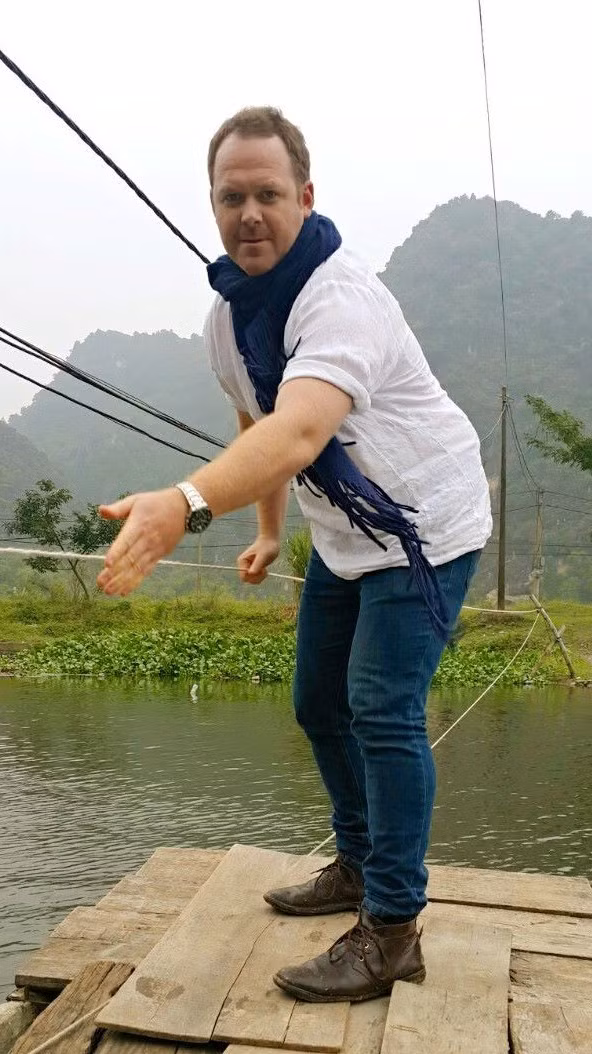 Anh Benjamin, ông Tây chụp ảnh bao cao su nổi trắng hồ Linh Đàm. Ảnh: FBNV.