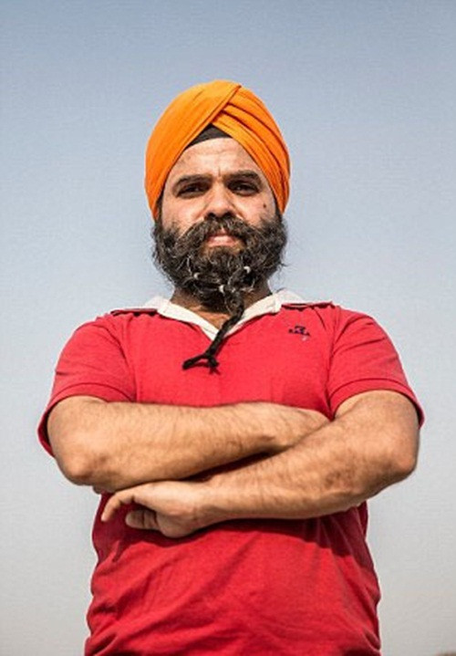 Gia đình của Ranjeet Singh không hề giàu có, mức lương của anh thậm chí còn rất thấp, nhưng nhờ có sự ủng hộ của vợ, giờ đây ông Ranjeet Singh đang ngày càng chạm tay vào kỷ lục mà mình mong muốn. Tuyệt vời hơn, con trai của ông đã coi ông như một anh hùng thực sự của cậu nhóc. (Nguồn Sina)