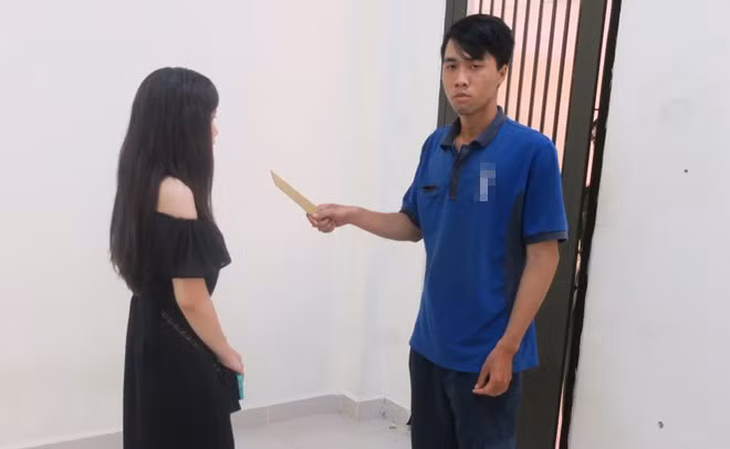 Thắng đang thực nghiệm lại hành vi của mình. Ảnh: C.A.