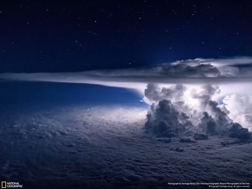 Bão khổng lồ trên bầu trời vùng biển Thái Bình Dương. Ảnh của nhiếp ảnh gia Santiago Borja. Đây là một trong những hình ảnh thiên nhiên kỳ thú nhận được nhiều chú ý nhất.