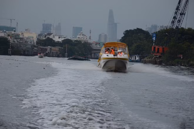 Với hệ thống kênh rạch dày đặc, TP.HCM có nhiều lợi thế phát triển du lịch đường sông. Ảnh: Phước Tuần.