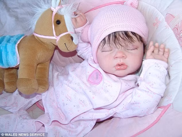 Thậm chí, một số búp bê còn được nghệ sĩ Denise Hall dùng tóc thật để làm tóc.