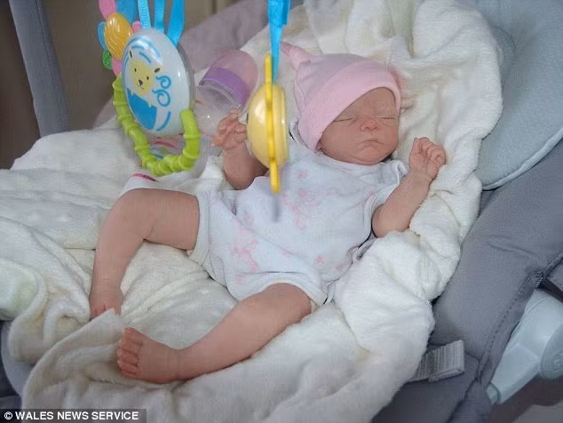 Cô cũng cho biết thêm, do được làm bằng vật liệu cao cấp nên những búp bê này thực sự mềm mại và dẻo dai, giống hệt như một em bé thực thụ.