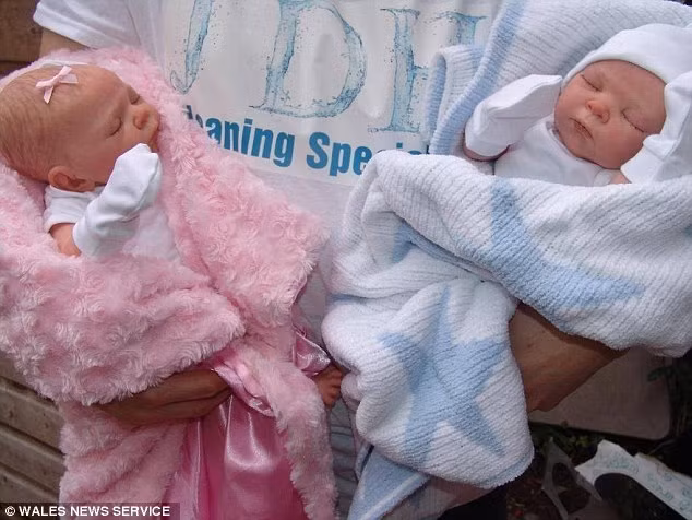 Mặc dù chỉ là búp bê nhưng mỗi sản phẩm của Denise Hall đều được bán với giá khá cao, khoảng 600 bảng Anh.