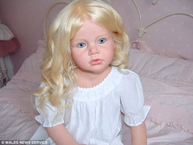 Đặc biệt, những con búp bê của Denise Hall có thể khóc và có một trái tim đập thực sự.