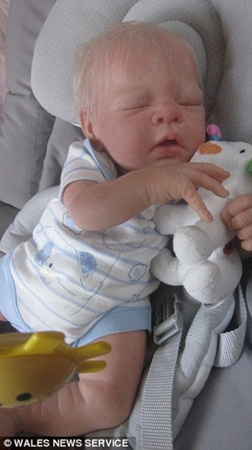 Được biết, những con búp bê sơ sinh giống hệt người thật này được sản xuất dựa hoàn toàn vào tỷ lệ thực tế, từ trẻ sinh non cho trẻ em dưới 6 tuổi.