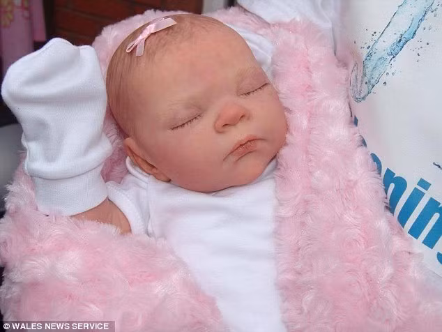 Trái tim đặt trong lồng ngực của búp bê chạy bằng pin và hoàn toàn có thể thay.