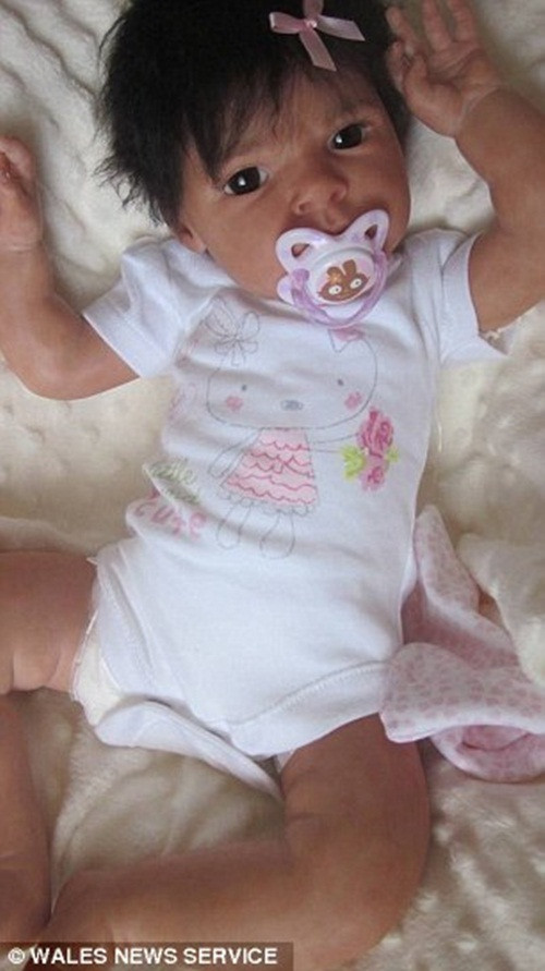 Quần áo để mặc cho những con búp bê thực tế này cũng là những sản phẩm thời trang thực sự.