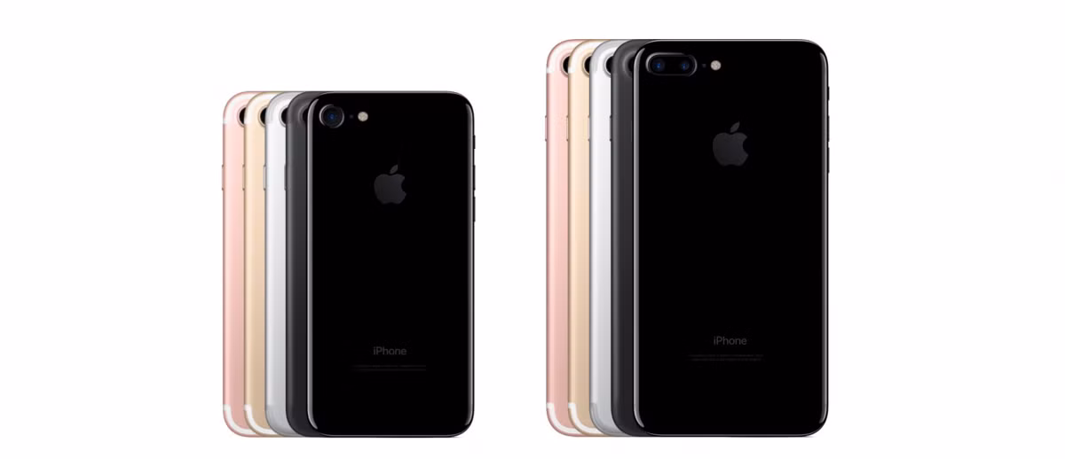 iPhone 7 và iPhone 7 Plus không giảm giá trong ngày Black Friday 2016 nhưng được tặng kèm 250 USD thẻ quà tặng nên vẫn rất hút khách. (Nguồn Highsnobiety)