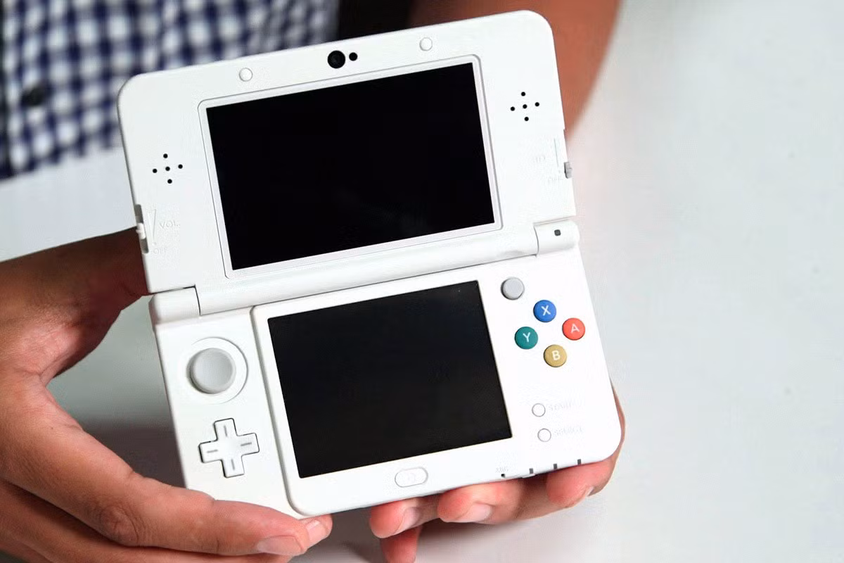 Máy chơi game cầm tay Nintendo 3Ds giảm giá cực sốc, chỉ còn 99 USD, một mức giá trong mơ đối với nhiều người mê dòng game cầm tay thuận tiện này. (Nguồn Highsnobiety)