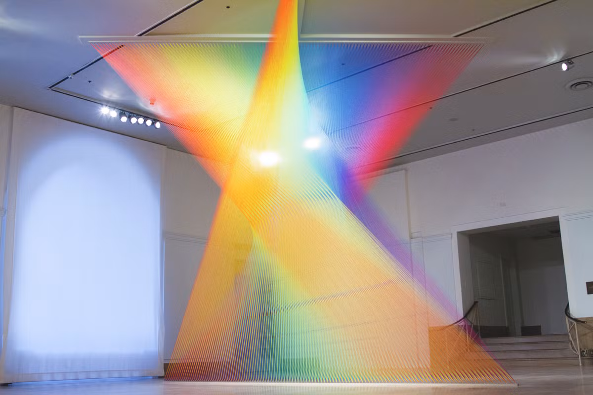 Được biết, cầu vồng nhân tạo của nghệ sĩ Gabriel Dawe được thực hiện bằng chất liệu là các loại sợi dệt được nhuộm màu rực rỡ. (Nguồn Sina)