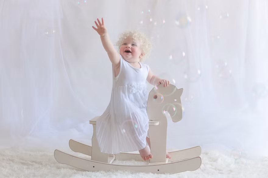 Cô bé Michal khiến trái tim của người xem tan chảy với vẻ xinh đẹp, đáng yêu như một thiên thần nhỏ. (Nguồn Bored Panda)