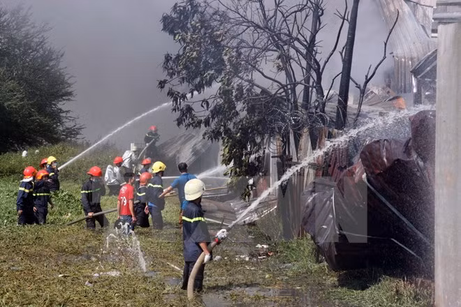 Chay lon thieu rui hon 2.000m2 xuong san xuat mu bao hiem-Hinh-2