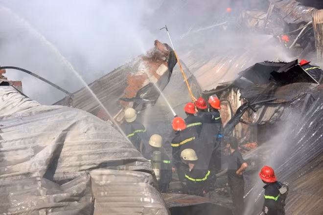 Chay lon thieu rui hon 2.000m2 xuong san xuat mu bao hiem-Hinh-4