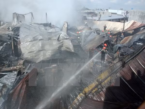 Chay lon thieu rui hon 2.000m2 xuong san xuat mu bao hiem