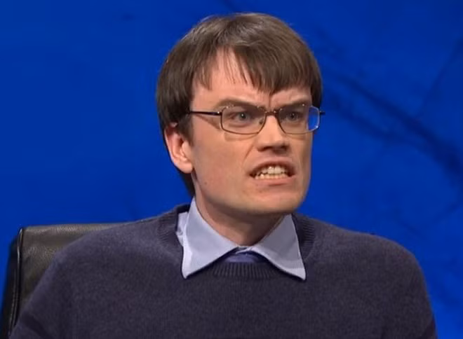 Khi tham gia cuộc thi University Challenge, Eric Monkman không chỉ gây ấn tượng bởi khả năng trả lời nhanh và chính xác các câu hỏi, mà còn nổi tiếng mạng với những biểu cảm gương mặt nghiêm túc nhưng toát lên sự hài hước. Ảnh: Digital Spy.