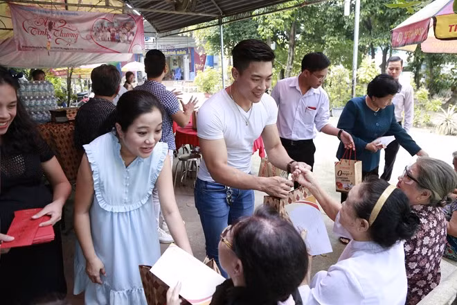 MC Hong Phuong vac bung bau 8 thang di tu thien cung chong